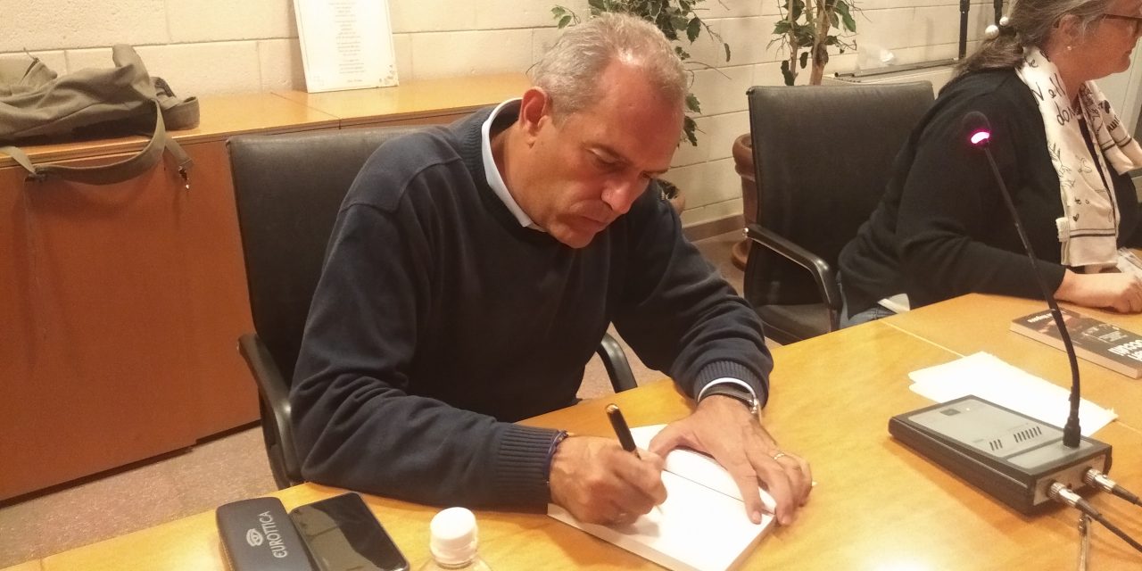 De Magistris ha presentato  il suo libro sui “poteri occulti”