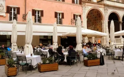 Il Caffè Dante riapre e torna a vivere: la piazza ritrova la memoria e un futuro