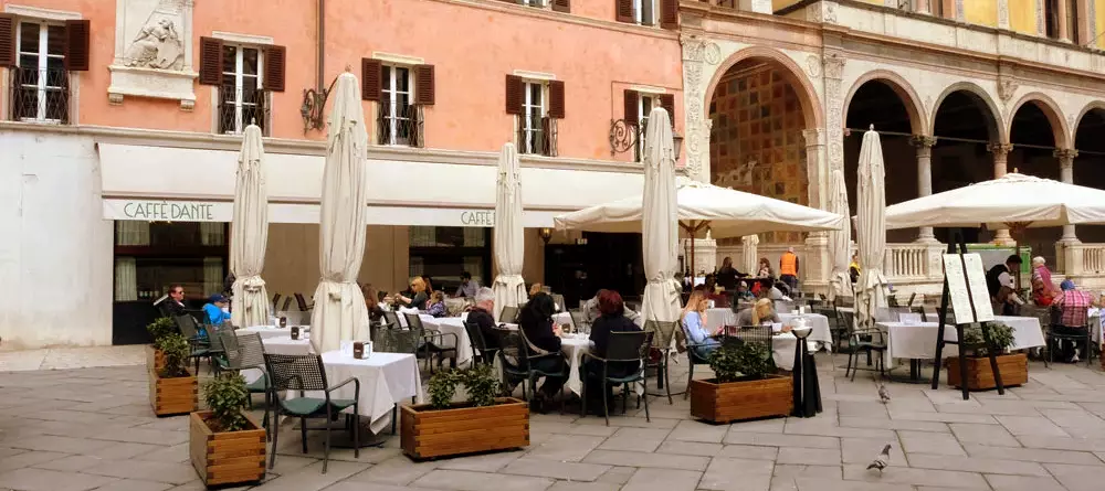Il Caffè Dante riapre e torna a vivere: la piazza ritrova la memoria e un futuro