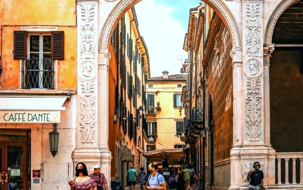 Il Caffè Dante riapre e torna a vivere: la piazza ritrova la memoria e un futuro 2 Il Caffé Dante all'angolo con Via delle Fogge