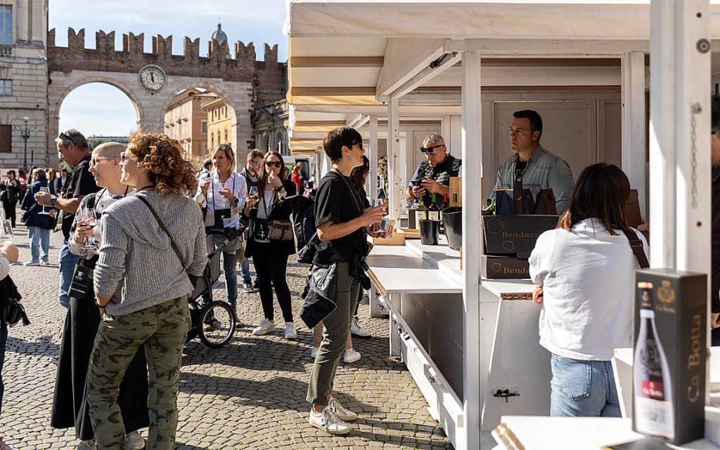 Anche in Piazza Bra gli stand di Hostaria