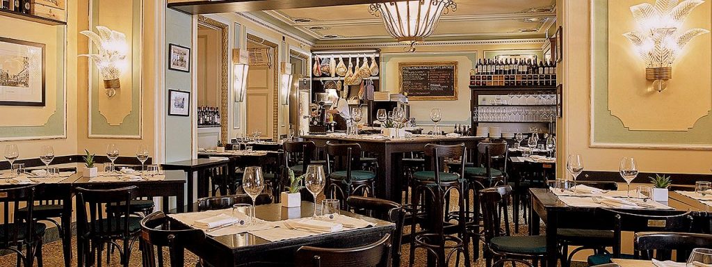 Il Caffè Dante riapre e torna a vivere: la piazza ritrova la memoria e un futuro 3 Il tradizionale interno del Caffè Dante nella precedente versione. C'è molta curiosità per il nuovo aspetto