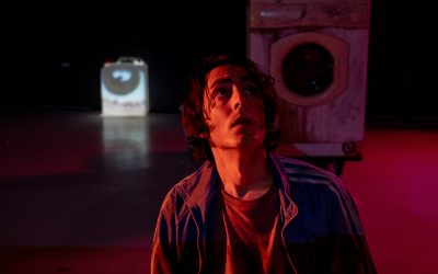 “Ahmen”: al Teatro Machiavelli la burocrazia diventa odissea umana nel viaggio di un giovane migrante