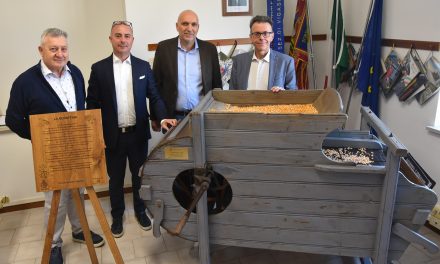 Un buratto in esposizione alla Fiera della Polenta a Vigasio