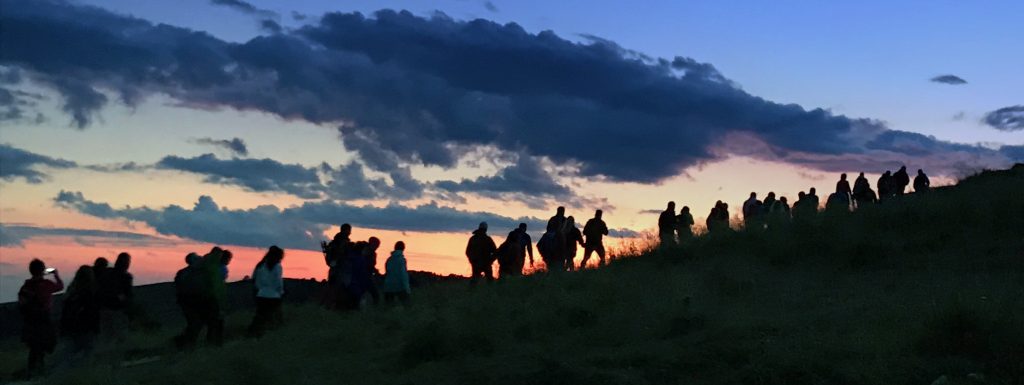 Nel cielo della Lessinia ancora una pennellata di tramonto, ma presto arriverà la luna