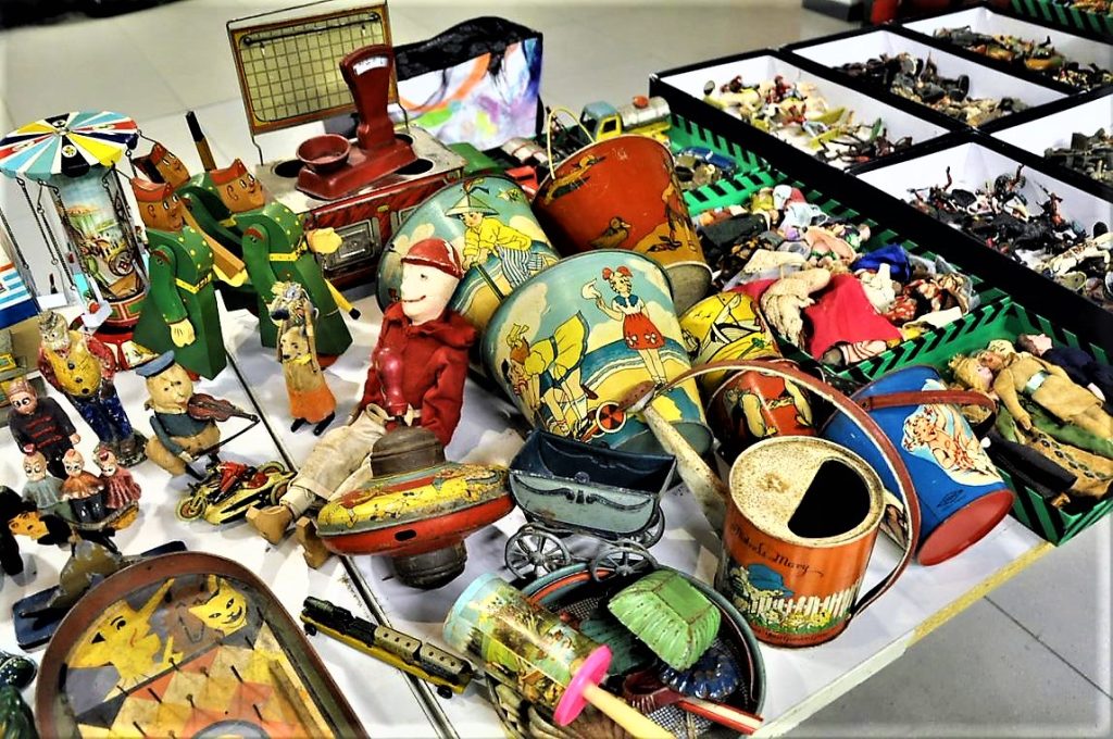 Balocchi vintage in fiera 1 Secchielli di latta dipinta