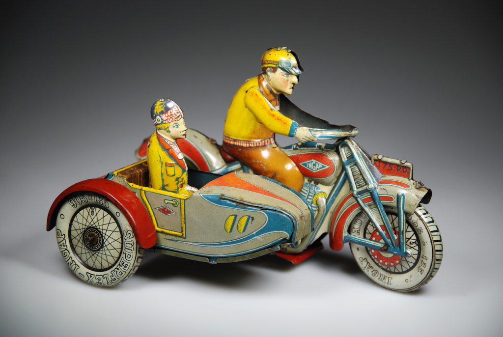 Balocchi vintage in fiera 2 Un sidecar in latta con la carica a molla