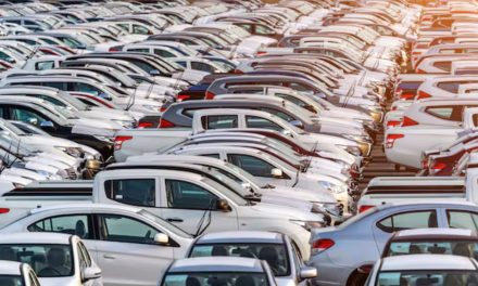 L’Ue rivede lo stop alle auto a benzina e diesel