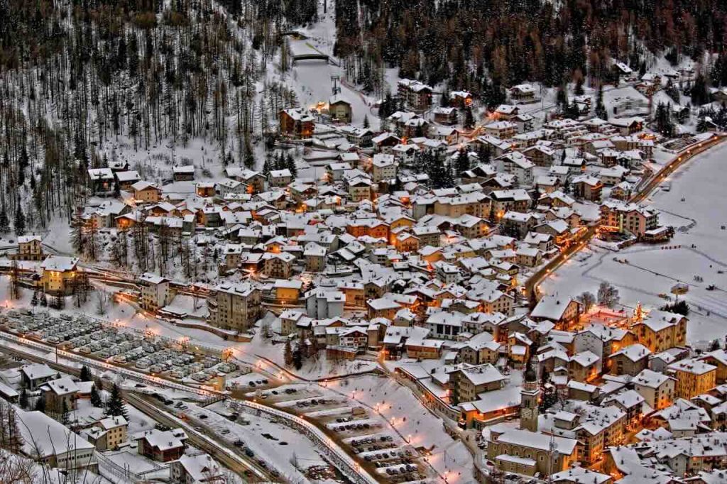 mountain village 8445500 1280