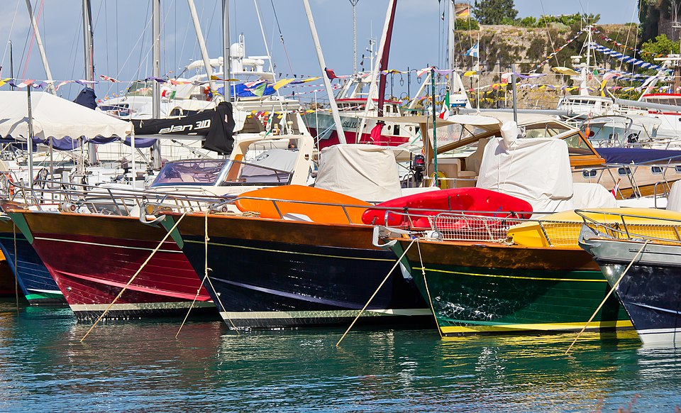Fico ormeggiava abusivamente il suo gozzo? 2 960px Porto Ercole Marina 0586