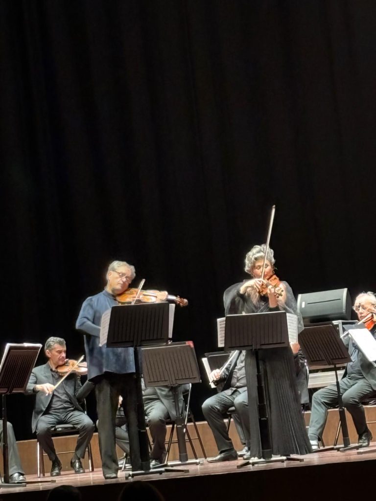 I Virtuosi Italiani al Ristori rendono omaggio a Gija Kancheli: poesia, silenzio e intensità per due violini 1 PHOTO 2025 11 07 11 20 59