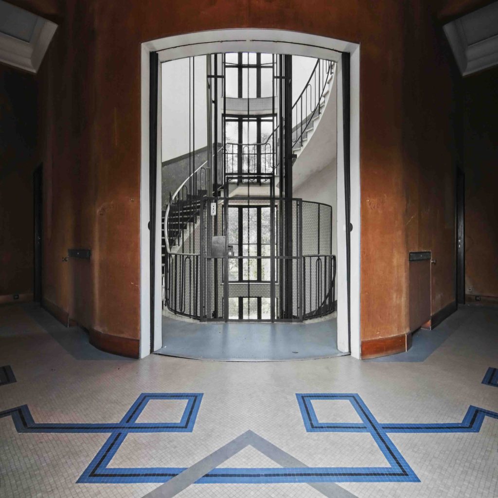 Le foto di Lorenzo Linthout a corredo di questo articolo mostrano la struttura e i dettagli di Villa Girasole