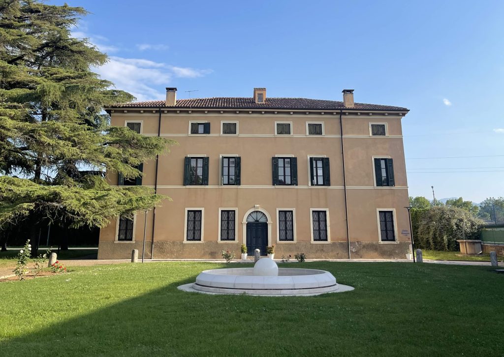 Natale allo Sports Center Verona: dal 29 novembre si pattina sul ghiaccio sintetico. L’attrazione rimarrà attiva fino al 17 febbraio 2026, con orari flessibili e tariffe accessibili per tutte le età 1 Sports Center Verona copia