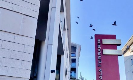 Rassegna teatrale d’autunno alla Sala Alida Ferrarini: un calendario tra comicità, riflessione e creatività