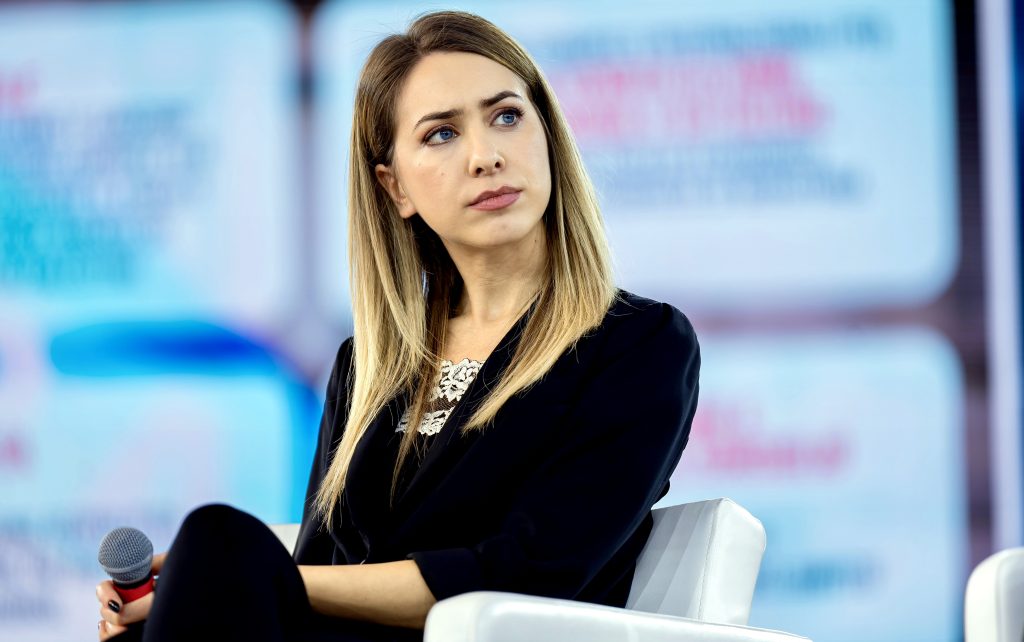 OLTRE IL FRONTE CON GRETA CRISTINI: "SE C 'è UN SENSO NELLA GUERRA" 1 Oltre il fronte: ne parlerà giovedì 11 dicembre in Vecomp la giornalista Greta Cristini