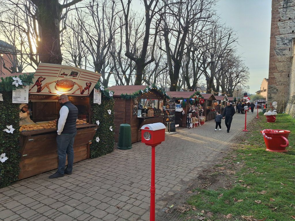 Soave si accende per il Natale 3 594292167 10242295591192186 3463053613942067421 n