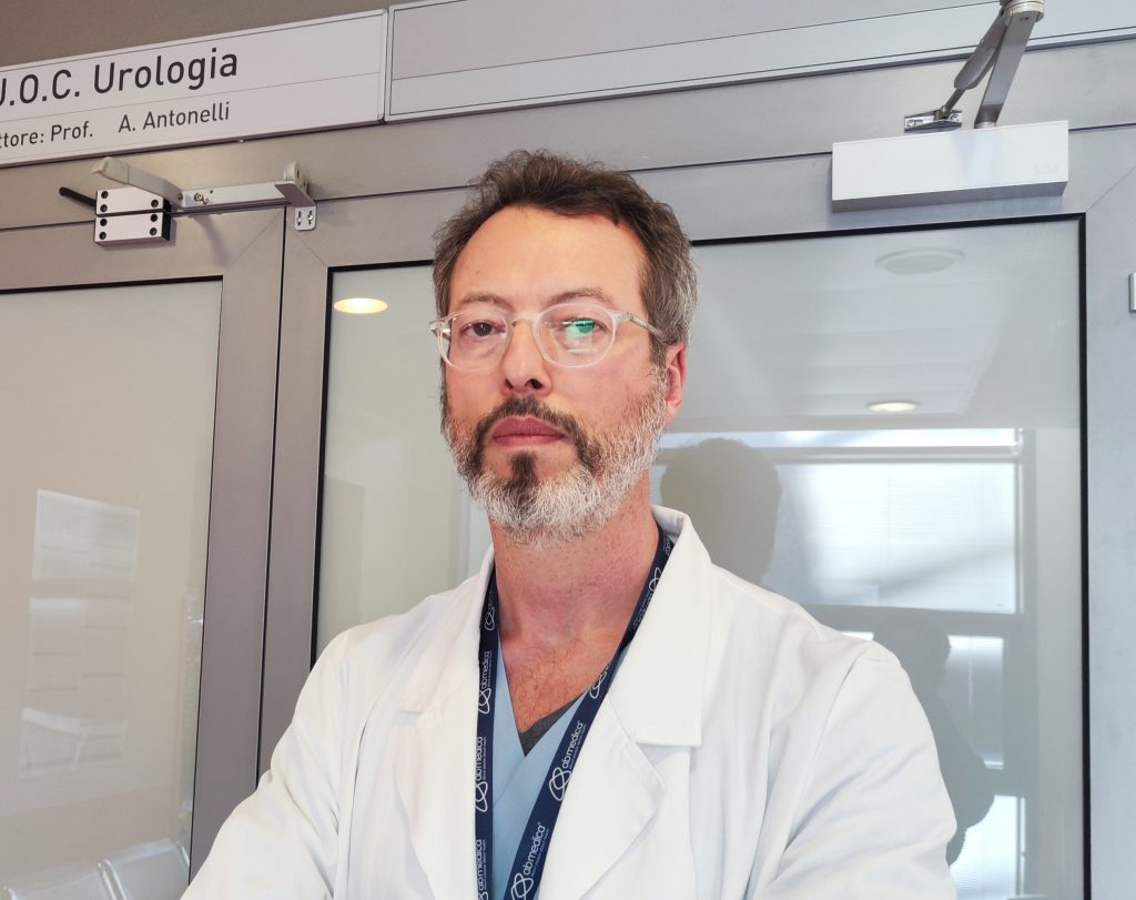 Urologi, nefrologi e chirurghi trapiantisti per un intervento minivasivo al rene. Eseguito il primo trapianto di rene interamente robotico del Veneto. 2 Antonelli