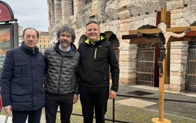 La “Croce degli sportivi” fa tappa a Verona: simbolo di pace e fraternità in cammino verso Milano-Cortina 2026
