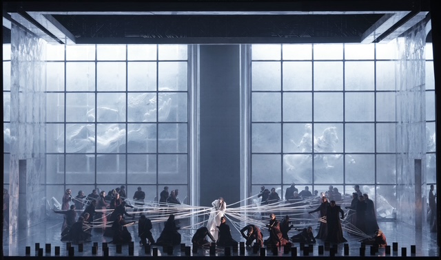 Ernani di Verdi torna al Filarmonico dopo vent’anni. Trionfo nella parte musicale. Contestata la regia e le scene di Stefano Poda 1 Ernani EnneviFoto 002