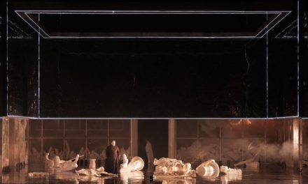 Ernani di Verdi torna al Filarmonico dopo vent’anni. Trionfo nella parte musicale. Contestata la regia e le scene di Stefano Poda