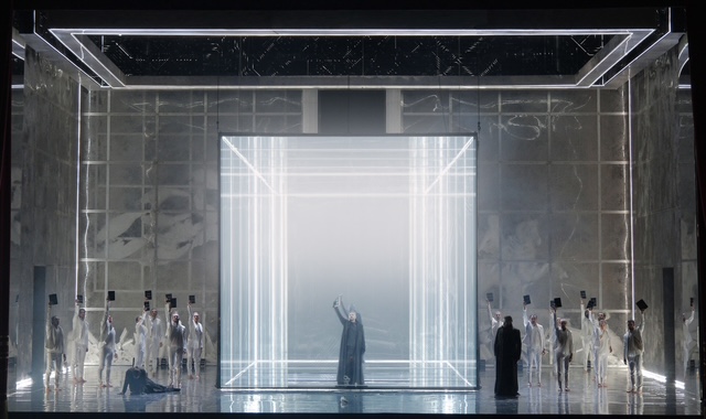 Ernani di Verdi torna al Filarmonico dopo vent’anni. Trionfo nella parte musicale. Contestata la regia e le scene di Stefano Poda 2 Ernani EnneviFoto 022