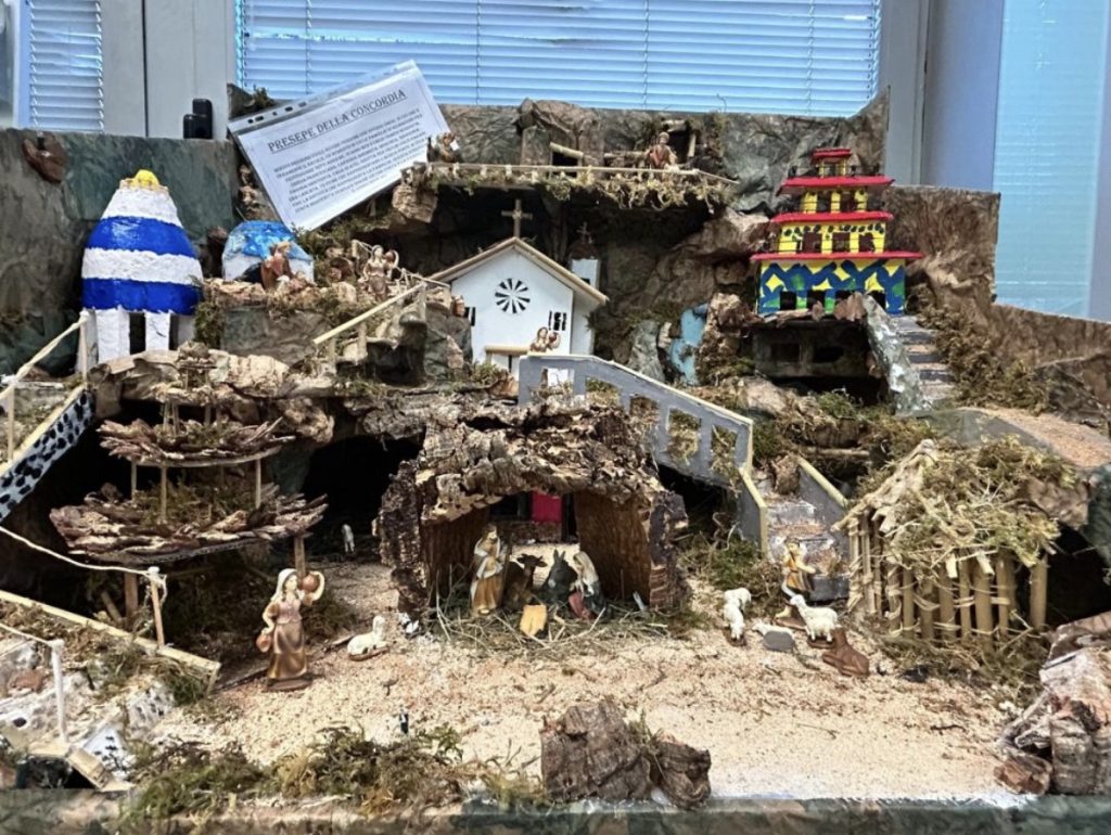 Il Presepe della Concordia all’Anagrafe di via Adigetto, un Natale che parla di solidarietà 2 Il Presepe della Concordia
