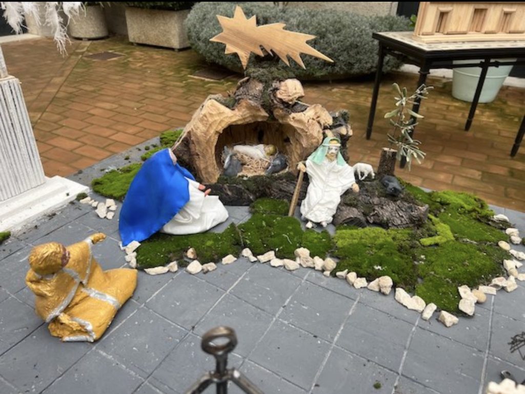 Il Presepe della Concordia all’Anagrafe di via Adigetto, un Natale che parla di solidarietà 1 Il Presepe della Concordia