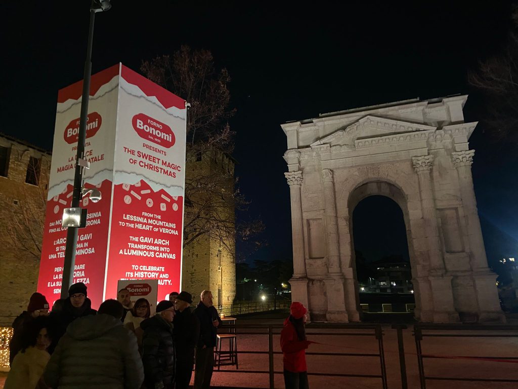 Forno Bonomi accende il Natale di Verona: un mese di luci, gusto e tradizione all’Arco dei Gavi 1 PHOTO 2025 12 06 18 17 57