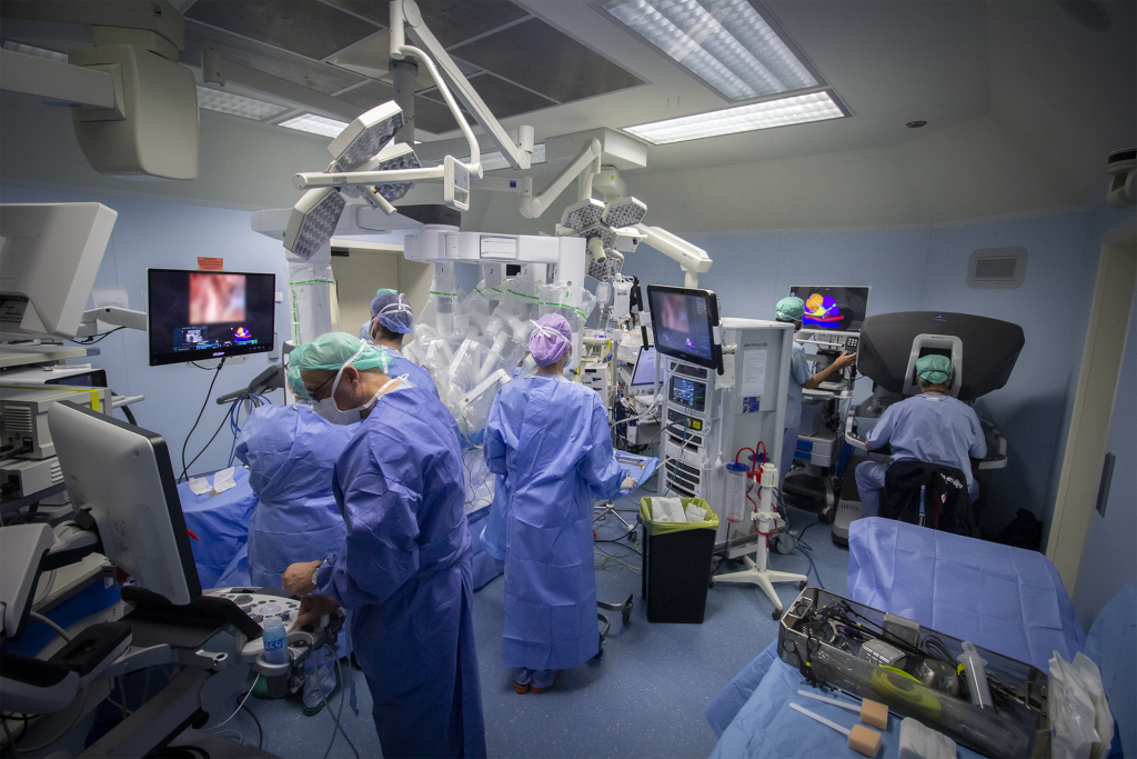 Urologi, nefrologi e chirurghi trapiantisti per un intervento minivasivo al rene. Eseguito il primo trapianto di rene interamente robotico del Veneto. 1 Prof. Antonelli alla console con la sua equipe