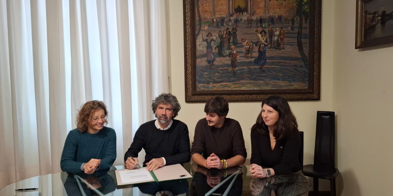 Il sindaco firma la Dichiarazione di Parigi