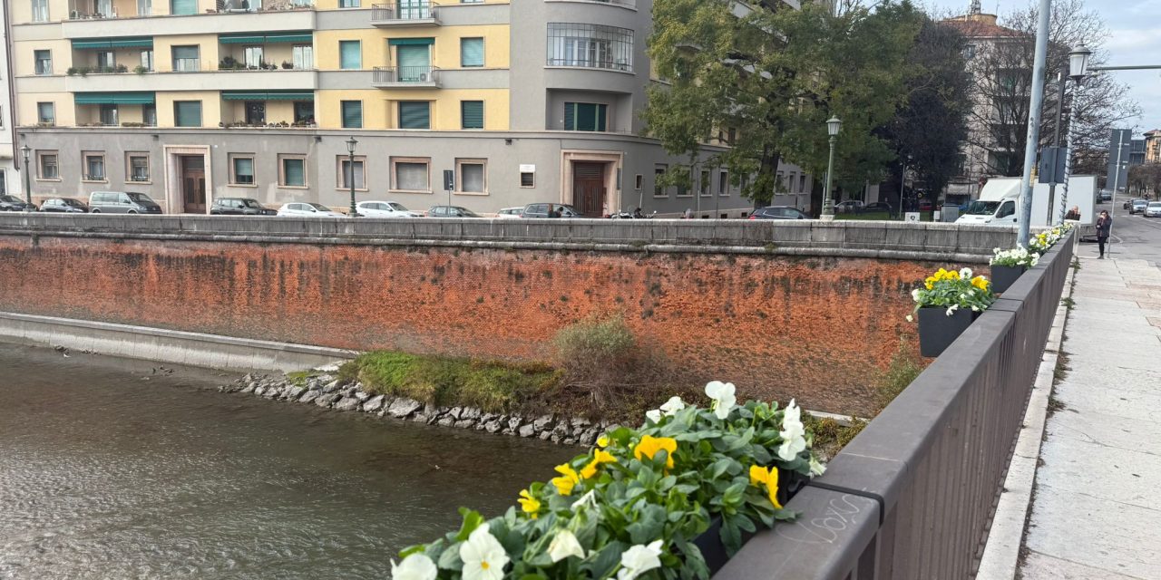 Ponte Garibaldi. 64 fioriere per abbellirlo