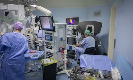 Urologi, nefrologi e chirurghi trapiantisti per un intervento minivasivo al rene. Eseguito il primo trapianto di rene interamente robotico del Veneto.