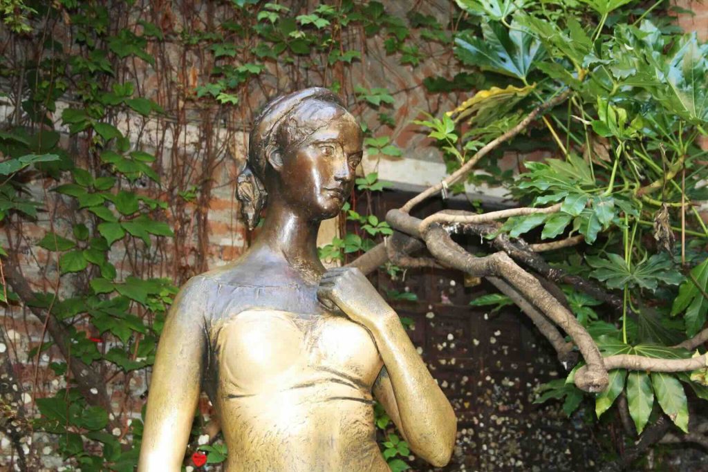 Il balcone di Giulietta sarà anche falso. E se Shakespeare fosse un falso inglese? 1 juliet 2351208 1920