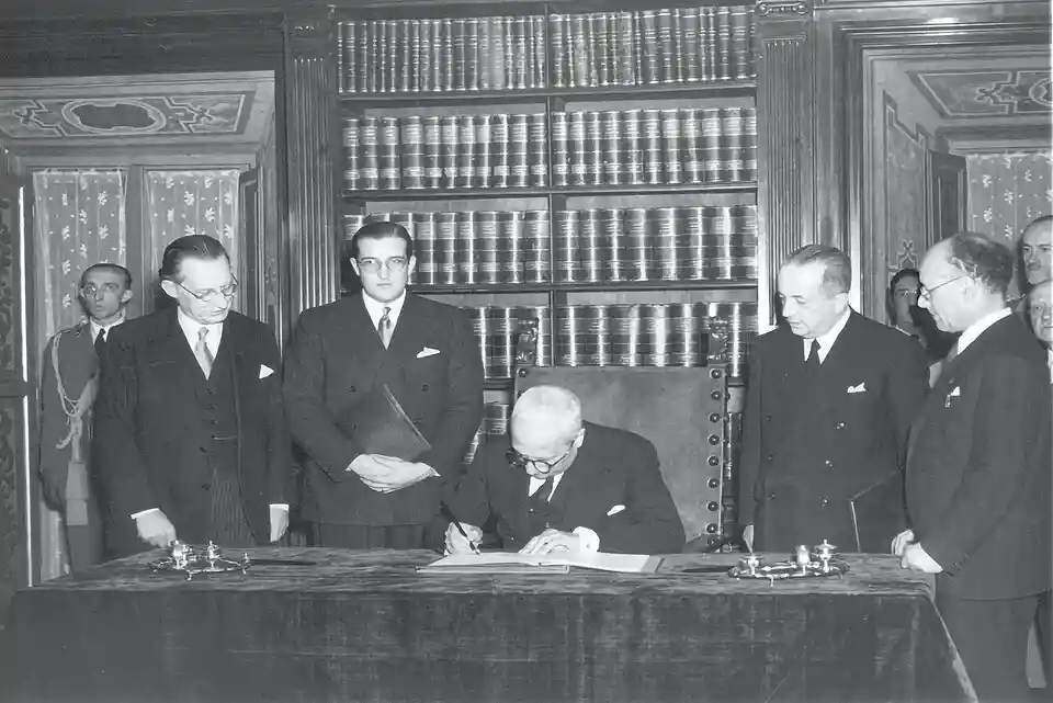Perché il referendum costituzionale non ha bisogno del quorum 3 960px President Enrico De Nicola sign the Italian Constitution 1947