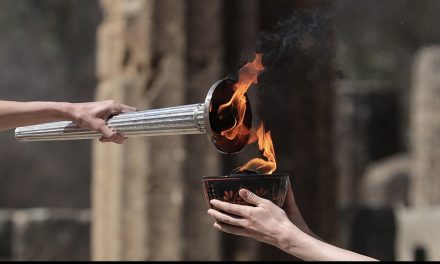 La fiamma olimpica accende piazza Bra