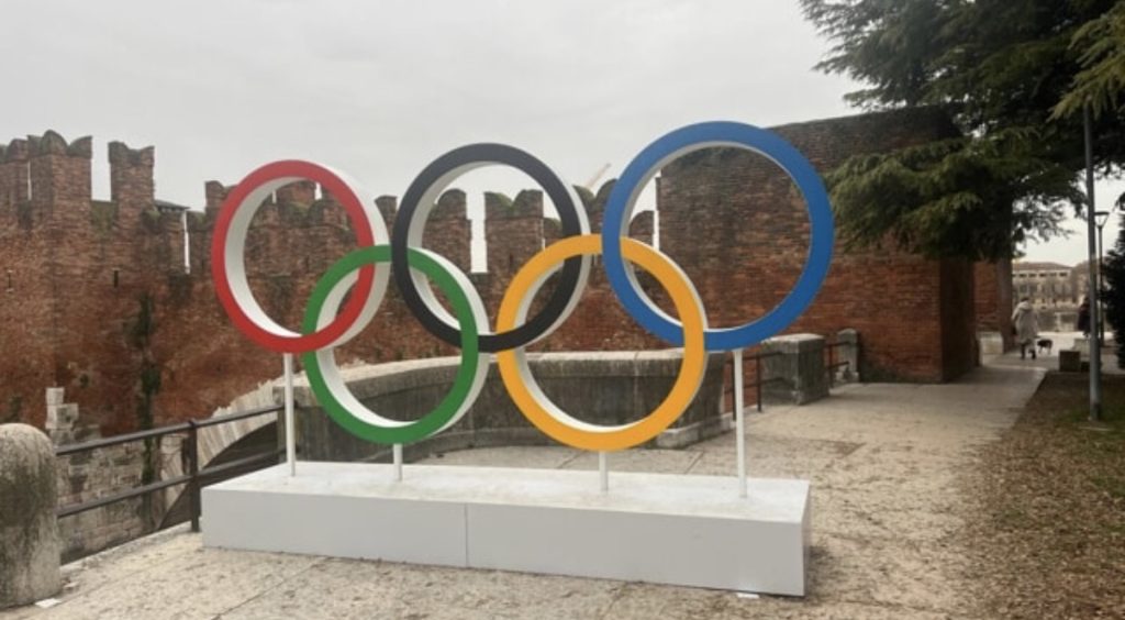 La fiamma olimpica accende piazza Bra 3 La fiamma olimpica accende piazza Bra