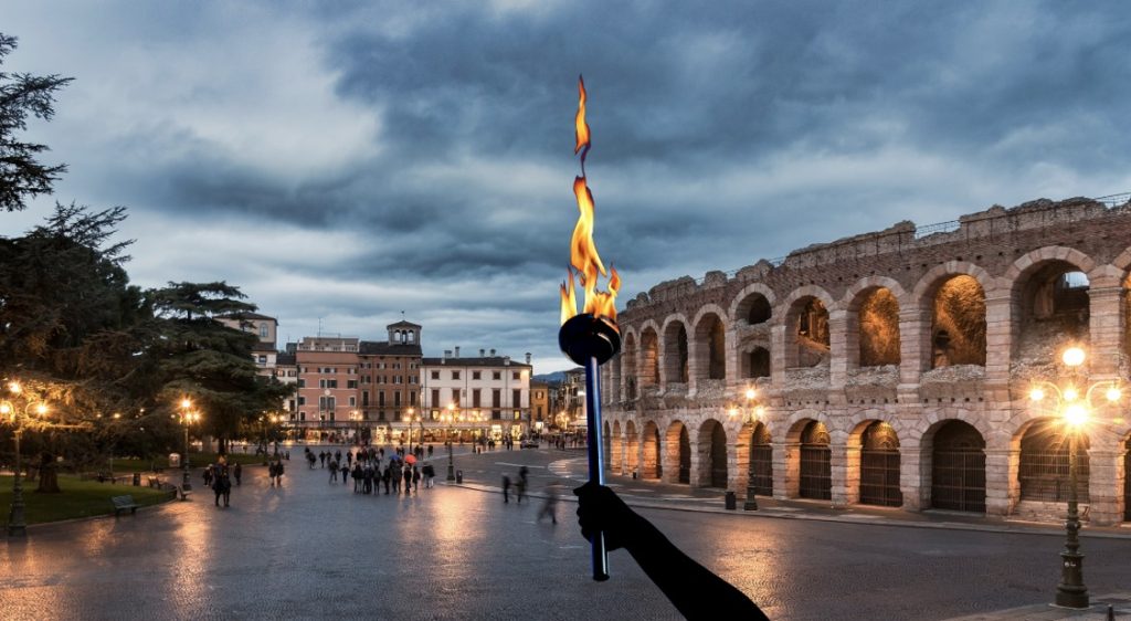 La fiamma olimpica accende piazza Bra 1 La fiamma olimpica accende piazza Bra