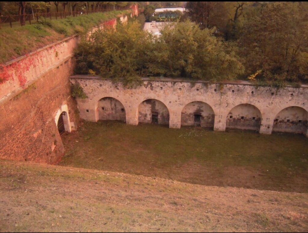 Imbratta un monumento storico, fermato sui Bastioni 1 Imbratta un monumento storico, fermato sui Bastioni