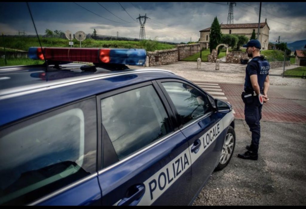Imbratta un monumento storico, fermato sui Bastioni 3 Imbratta un monumento storico, fermato sui Bastioni