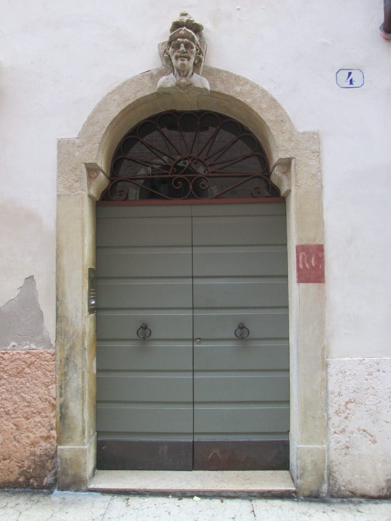 Tracce superstiti di guerra in città. Indicazioni di rifugi antiaerei 2 Tracce di guerra in città. Indicazioni di rifugi antiaerei