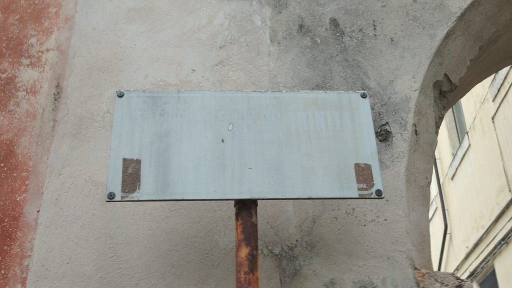 Santissima Trinità. Note negative all’esterno 4 Stradario nel degrado. 10