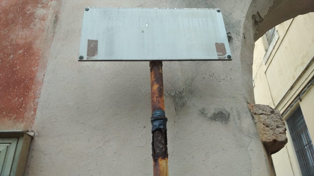 Santissima Trinità. Note negative all’esterno 2 Stradario nel degrado. 13