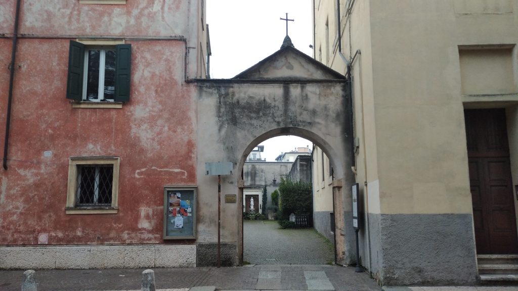 Santissima Trinità. Note negative all’esterno 1 Stradario nel degrado. 15