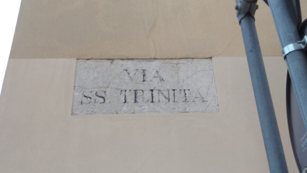 Santissima Trinità. Note negative all’esterno 5 Stradario nel degrado. 23
