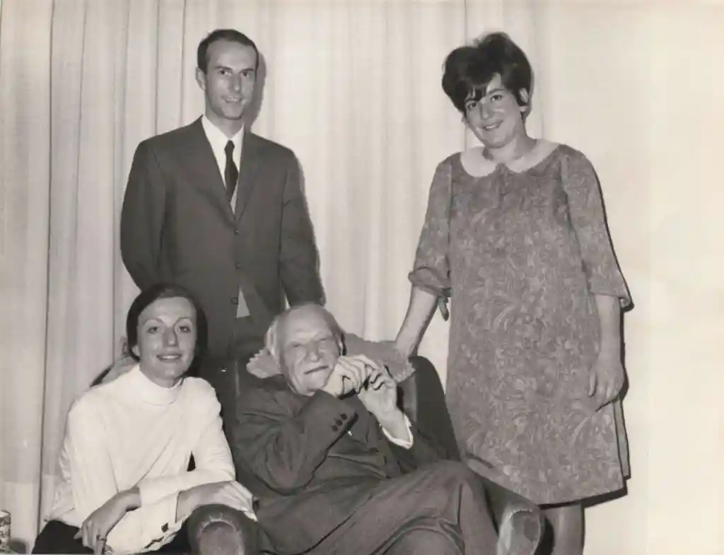 Come Quasimodo ebbe il premio Nobel nel 1959 e poi accusò Ungaretti di essere stato fascista. 1 Unga e Bruna con Gabriella Bianco in attesa del piccolo Andrea 1536x1178 1