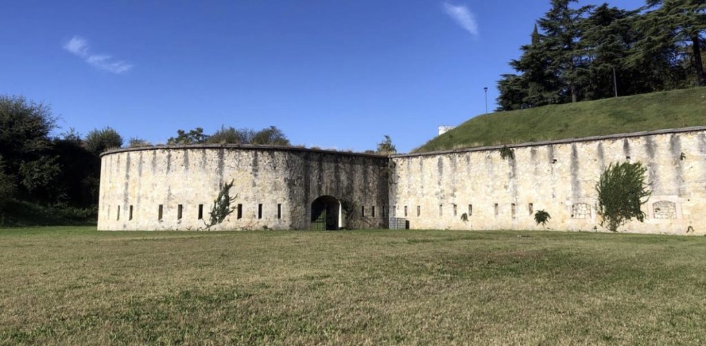 Imbratta un monumento storico, fermato sui Bastioni 2 Imbratta un monumento storico, fermato sui Bastioni