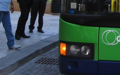 Autobus finisce sul plateatico di un bar a Verona: illesi passeggeri e autista