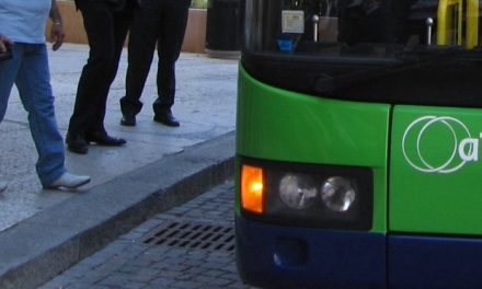 Autobus finisce sul plateatico di un bar a Verona: illesi passeggeri e autista