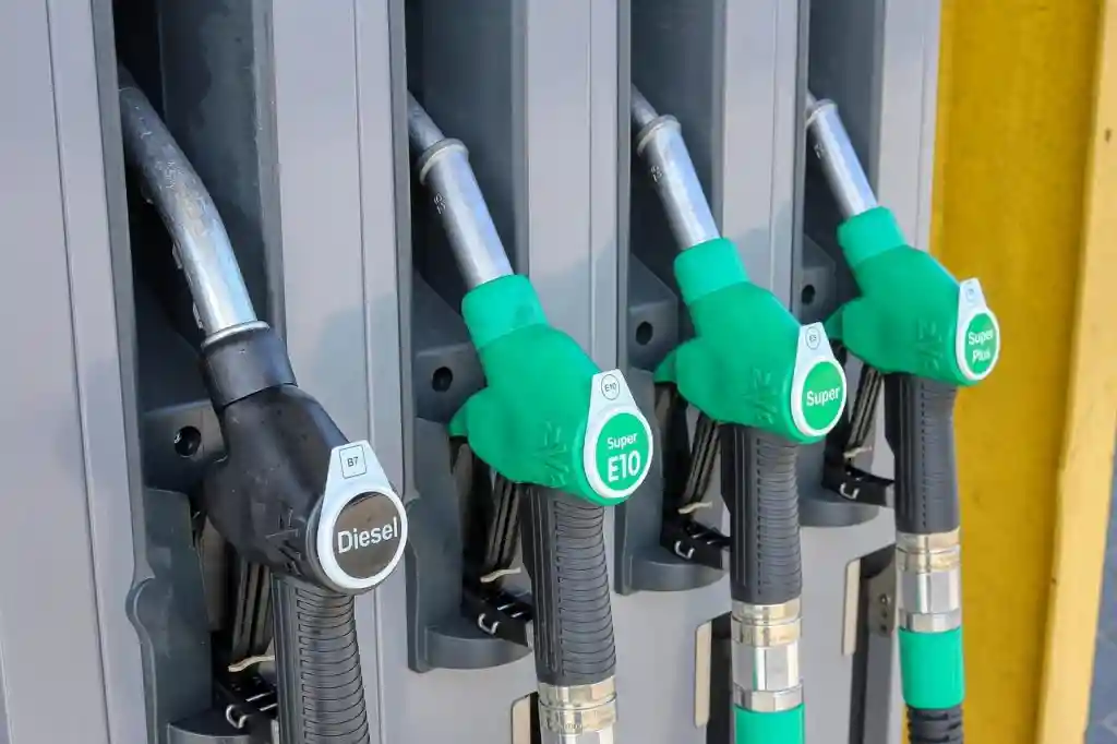 Via il bollo alle auto piccole, medie e motocicli 1 gas station 4978824 1280 1