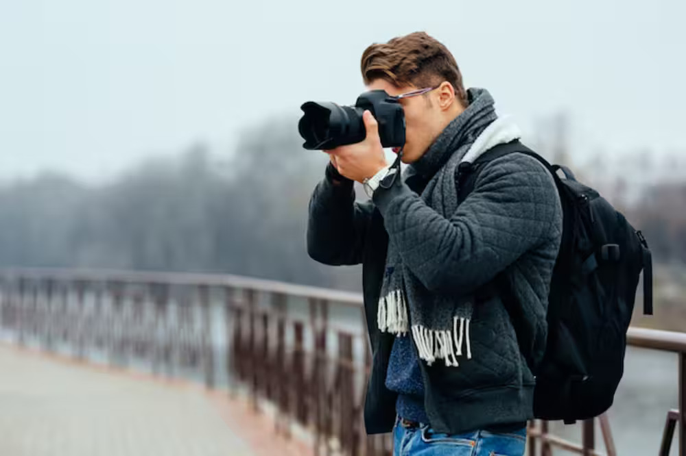 Verona, caccia al lavoro extra: il nuovo business veneto 1 young stylish photographer holds